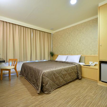 Ing Wang Hotel Tainan Exterior photo