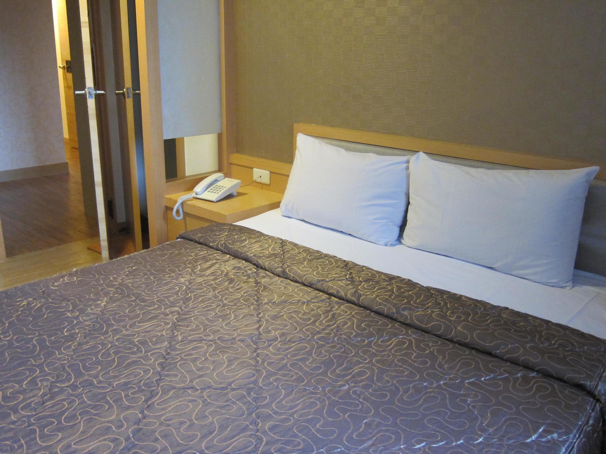 Ing Wang Hotel Tainan Exterior photo