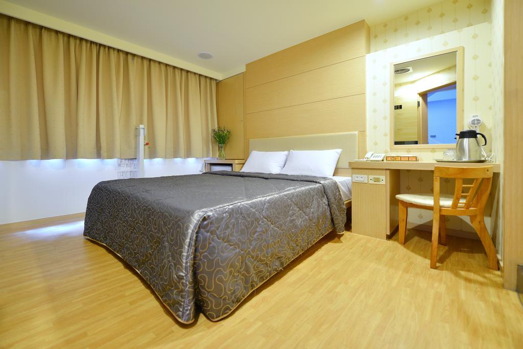 Ing Wang Hotel Tainan Exterior photo